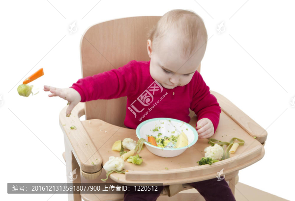 小孩在高椅上吃飯