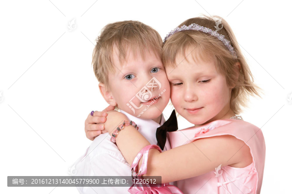 擁抱朋友的小女孩