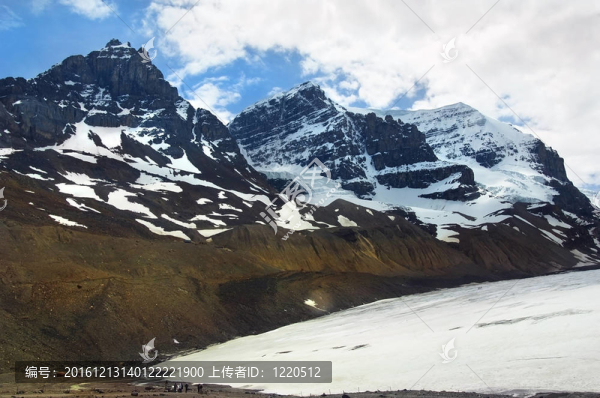 加拿大落基山脈的雪峰
