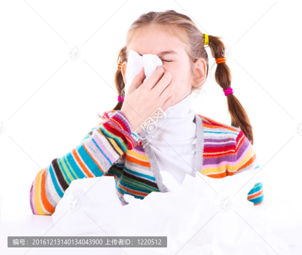 小女孩擤鼻子，隔了白