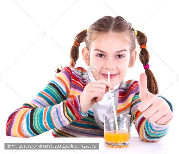 快樂的小女孩喝橙汁的肖像
