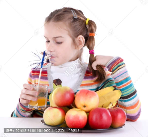 小女孩喝橙汁