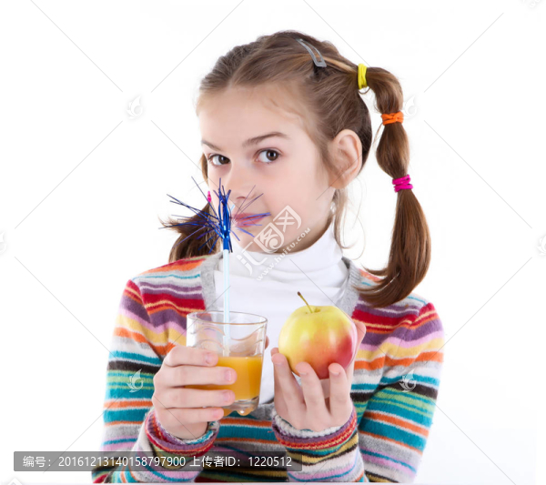小女孩喝橙汁