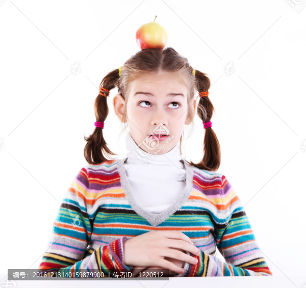 頭上戴著蘋果的女孩