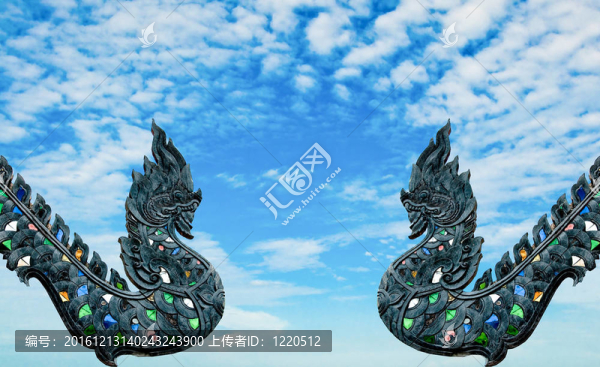 龍王木雕隔離在藍(lán)色天空背景