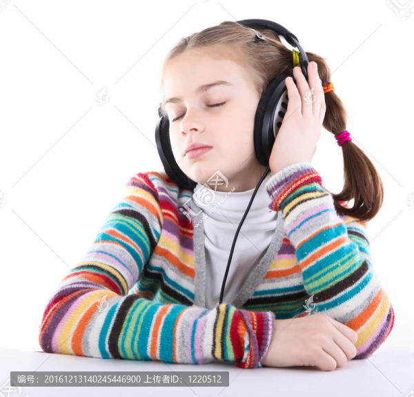 戴著耳機聽音樂的小女孩