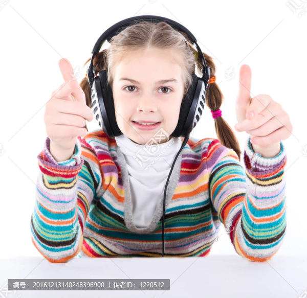 快樂小女孩在耳機(jī)聽音樂