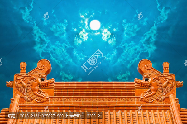 藍(lán)天背景下的屋頂上的龍