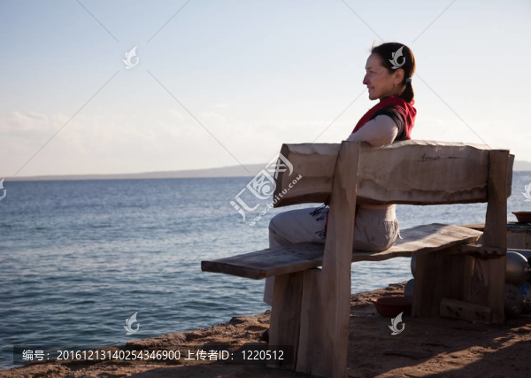 幸福的成熟女人靠近大海