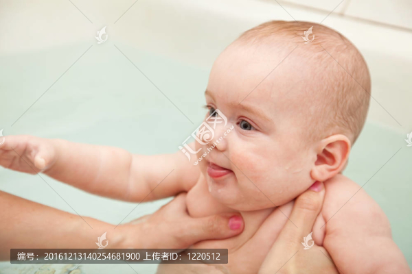嬰兒在母親的手上游泳