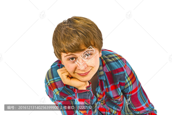 快樂(lè)的男孩在工作室期待自信和聰明的頭