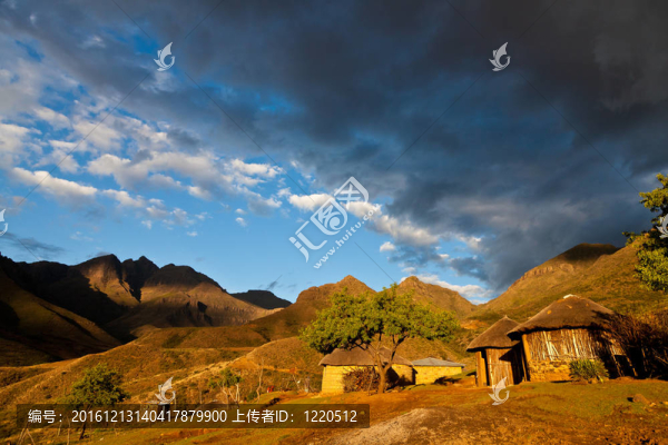 原始山村在美麗的燈光下