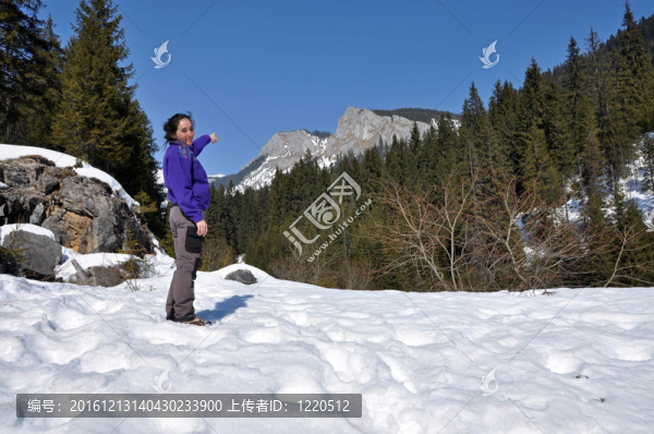 一個徒步旅行的女孩在雪山在喀爾巴阡山脈；羅馬