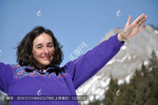 冬日里一位年輕女子的畫像