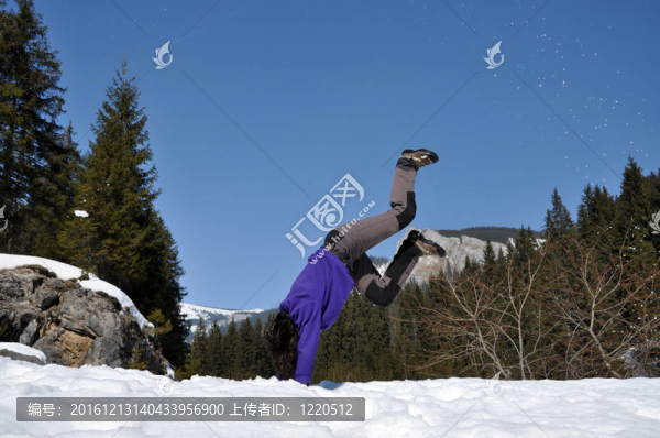 年輕的女人在雪地里做側(cè)手翻