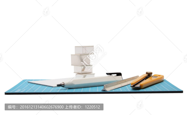 刀；鉛筆；規(guī)模和建筑模型放置在藍(lán)切