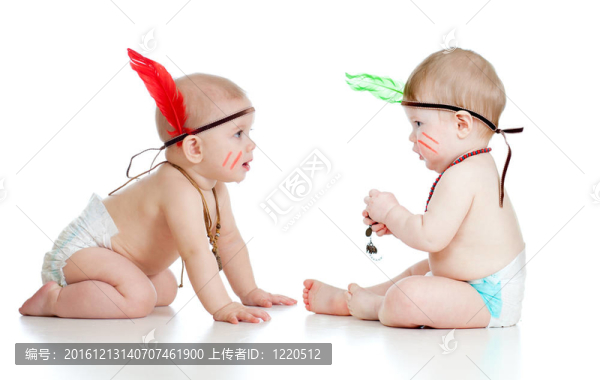 兩個有趣的嬰兒印第安人。白色背景孤立