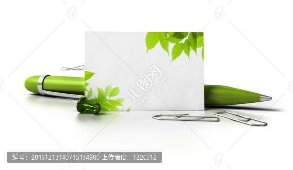 在角落里留下的空白名片；在反射白色背景的圓珠筆，圖釘和回形針