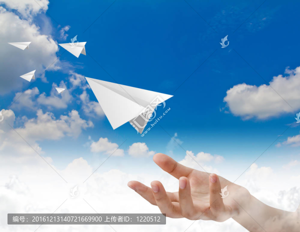 手扔紙飛機(jī)在天空