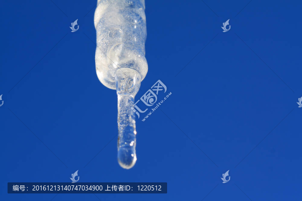 熱燙在變成藍(lán)色背景的冰柱