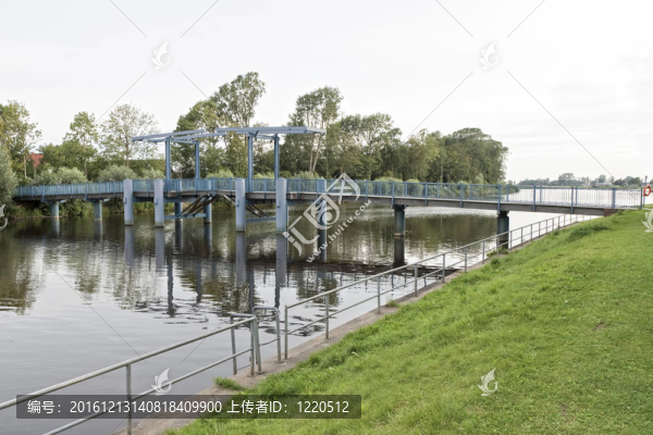 藍(lán)色的橋
