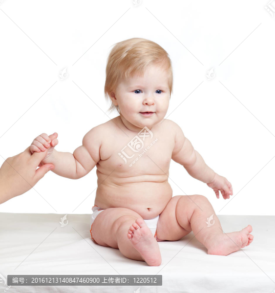 母親手指的嬰兒