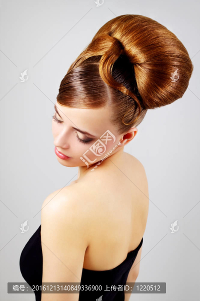 美麗的女孩與復(fù)古發(fā)型灰色