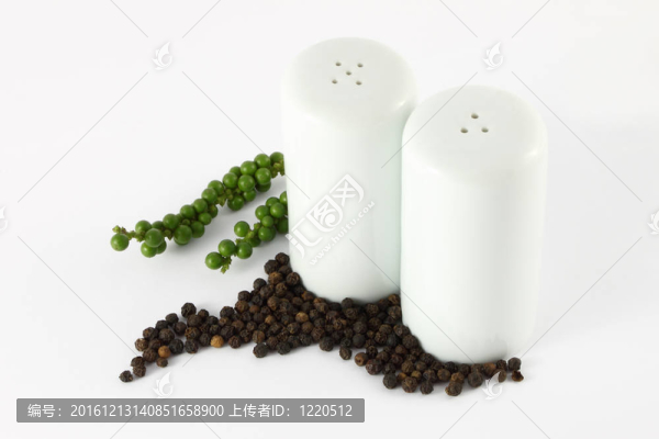 胡椒瓶和綠黑胡椒。