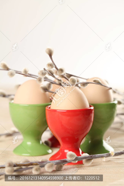 在紅色和綠色eggcups雞蛋