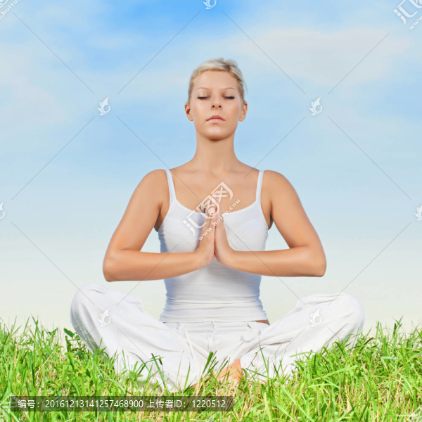 做瑜伽冥想的女人