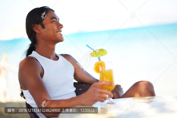 男性在度假