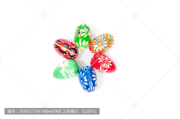 白地板上的六個(gè)小雞蛋