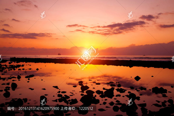 日落海灘和巖石