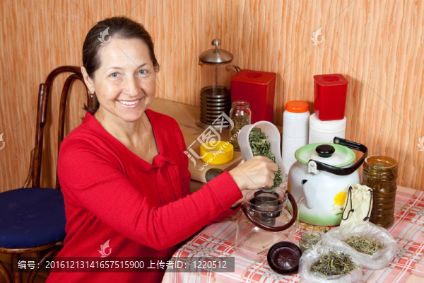 成熟的女人釀造的草藥