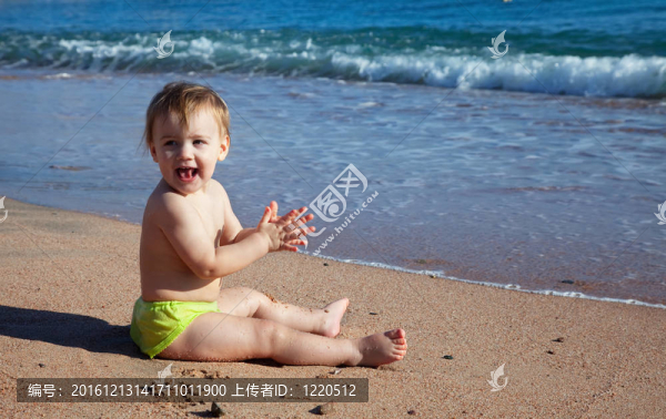 沙灘上快樂的孩子