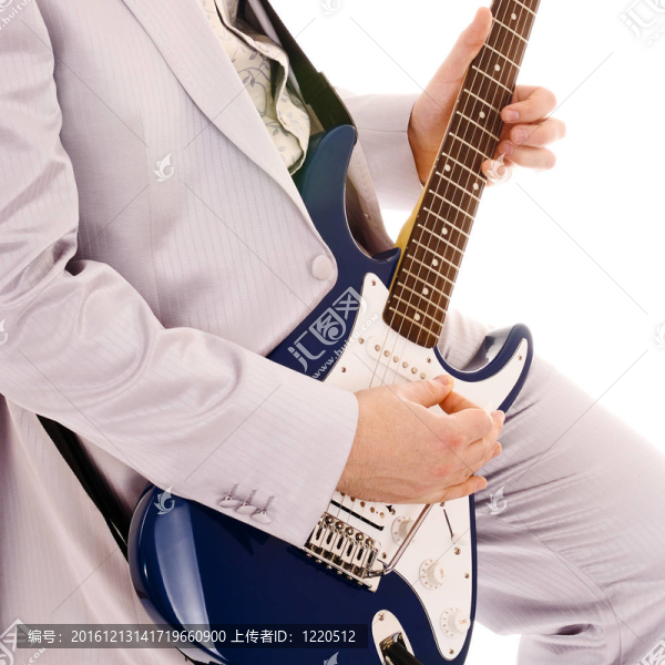 穿白色西裝的人彈吉他