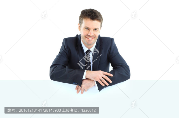 快樂(lè)的微笑的年輕人顯示空白的招牌肖像；孤立在白色背景
