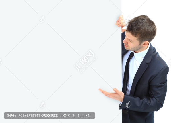 快樂微笑的生意人顯示空白的招牌；分離的愛