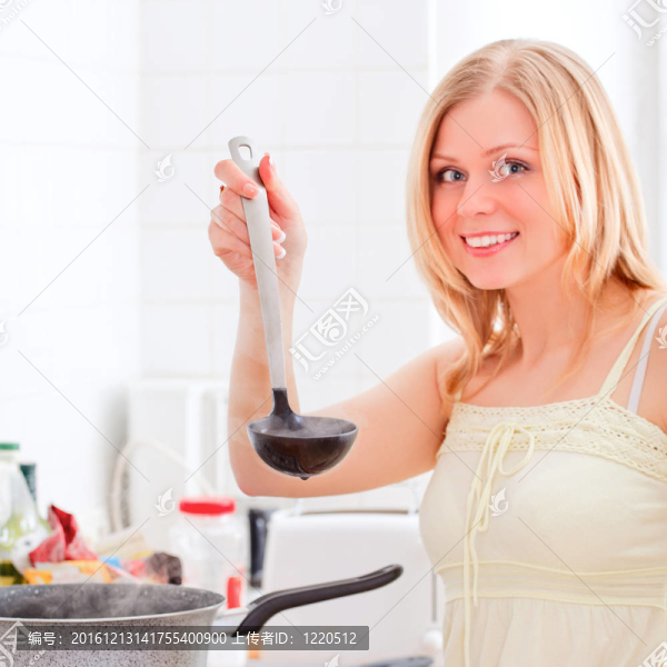 可愛的女孩做飯