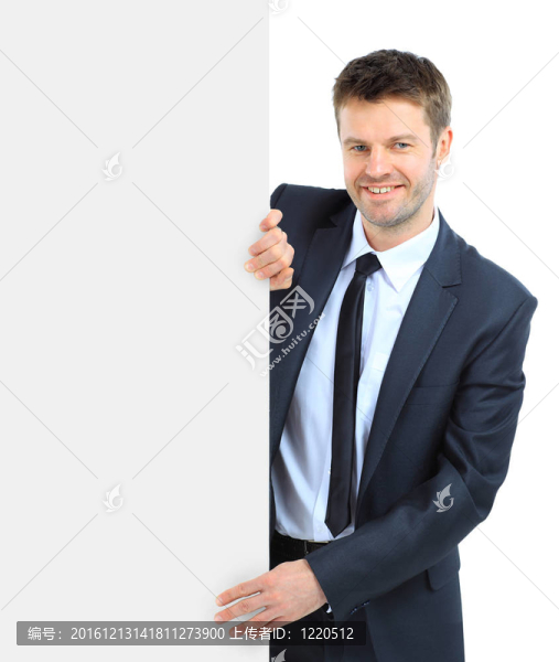 快樂微笑的生意人顯示空白的招牌；分離的愛