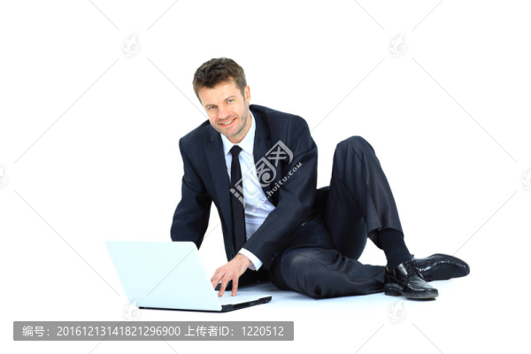 快樂的年輕人工作在筆記本電腦上；孤立的白色