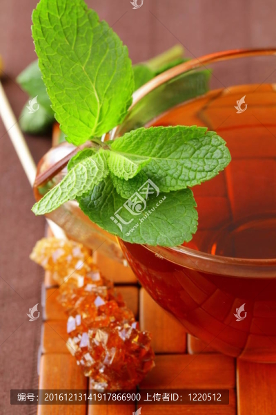 一杯棕色薄荷茶