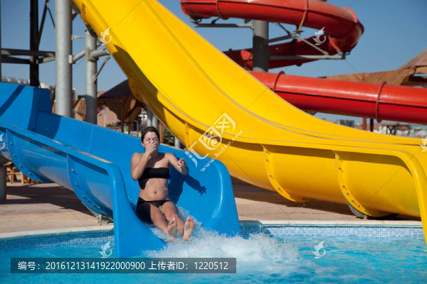 在水族公園滑的女孩