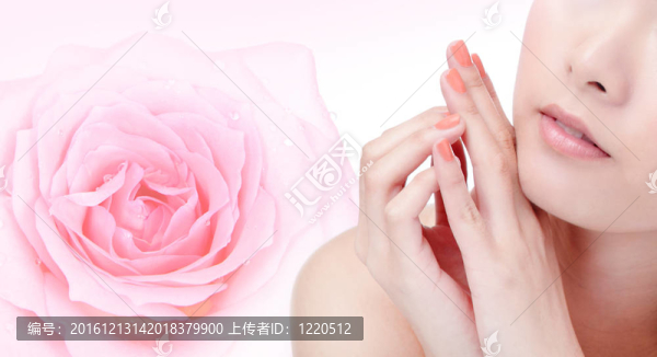 年輕女子嘴角掛著粉紅色玫瑰花