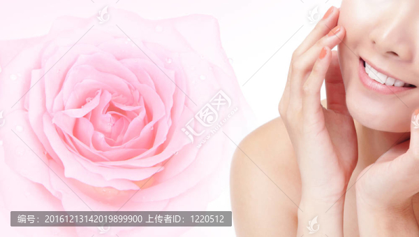 年輕女子嘴角掛著粉紅色玫瑰花