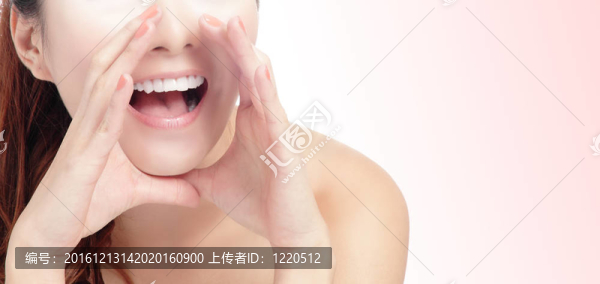 女人嘴與粉紅色背景竊竊私語
