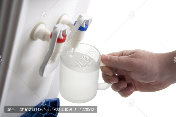 白色背景上冷卻器的碎片。手拿杯子。