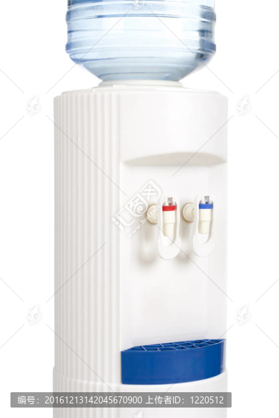 白色背景水水瓶的白色冷卻器。