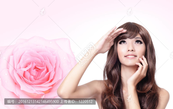 女孩微笑著向前看，粉紅色的玫瑰