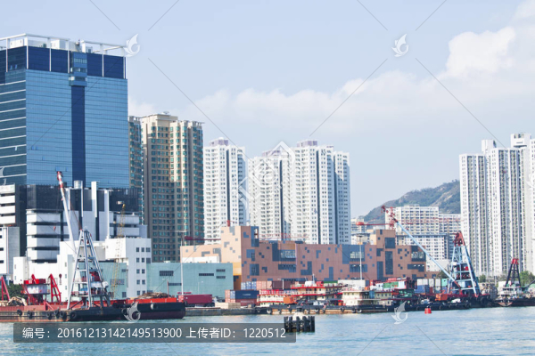 香港的公寓樓和漁船在海岸